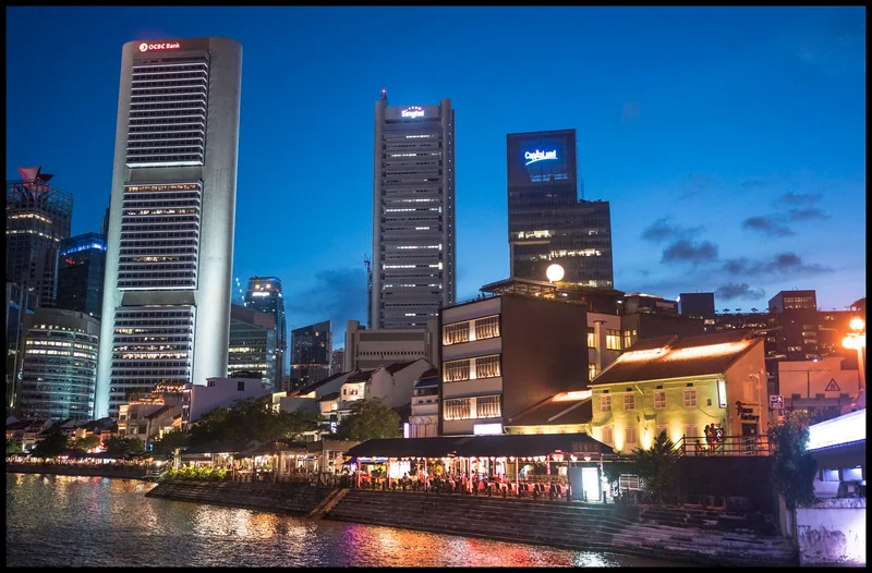 夜幕下的新加坡河与沿岸建筑灯光
